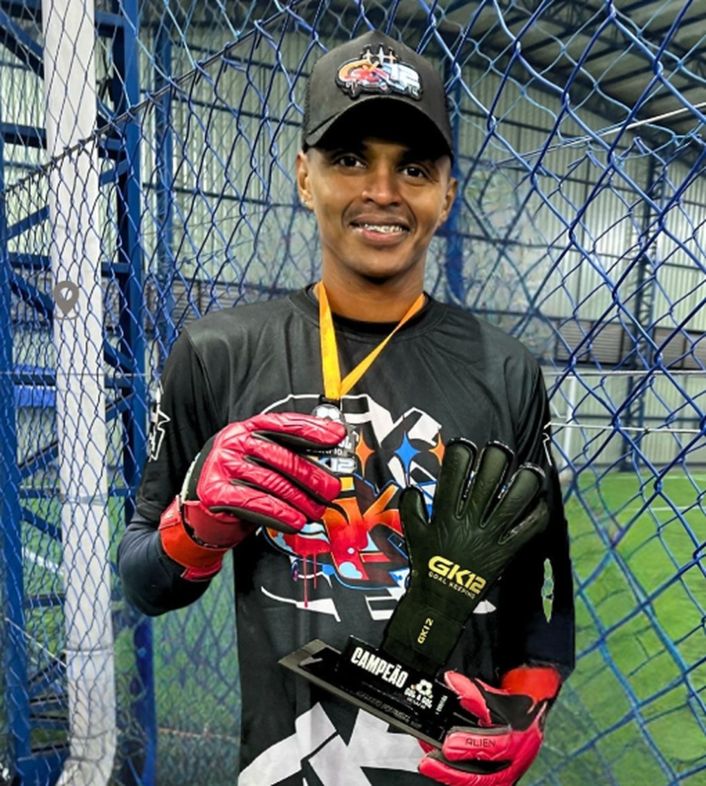 KT o Monstro, tricampeão do Gol a Gol GK12, com troféu e luvas