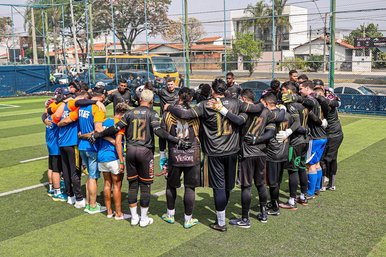 Goleiros abraçados em roda antes das partidas da Etapa Sumaré
